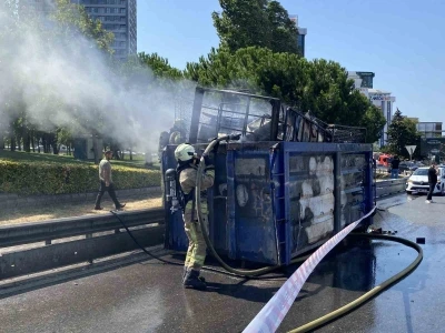 Kadıköy’de hurda yüklü kamyonun dorsesi alev alev yandı

