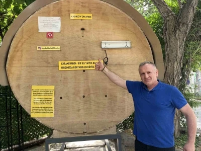 Kadık&ouml;y&rsquo;de ilgin&ccedil; g&ouml;r&uuml;nt&uuml;: Bakkalın &ouml;n&uuml;nde dev bal kovanı
