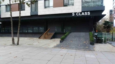 Kadık&ouml;y&rsquo;de l&uuml;ks oto galerisi boşaltıldı: 11 milyar TL&rsquo;lik vurgun iddiası
