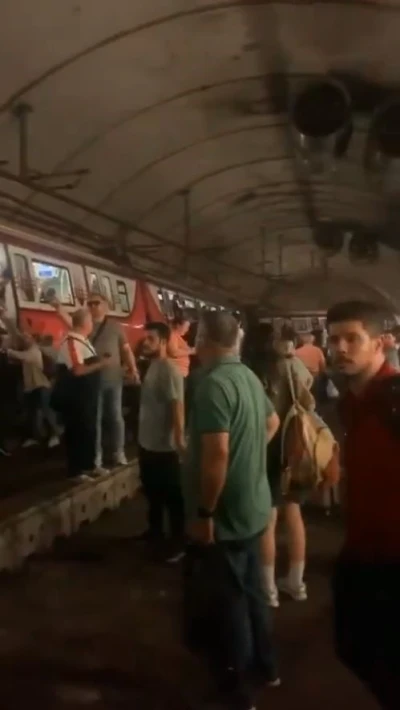Kadık&ouml;y&rsquo;de metro raydan &ccedil;ıktı, yolcular raylardan y&uuml;r&uuml;yerek tahliye edildi
