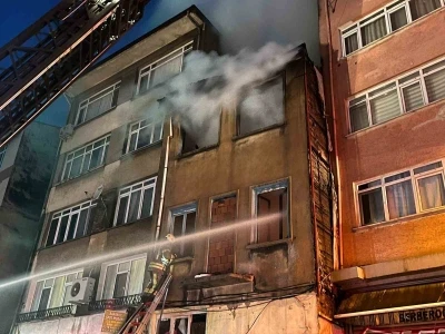 Kadık&ouml;y&rsquo;de metruk binada &ccedil;ıkan yangın korkuttu
