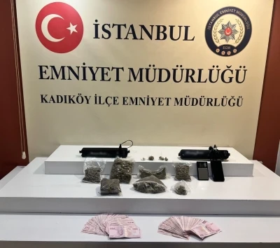 Kadık&ouml;y&rsquo;de narkotik operasyonu: İş yerindeki gizli b&ouml;lmeden uyuşturucu &ccedil;ıktı
