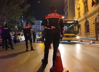 Kadık&ouml;y&rsquo;de polis ekipleri asayiş uygulaması ger&ccedil;ekleştirdi
