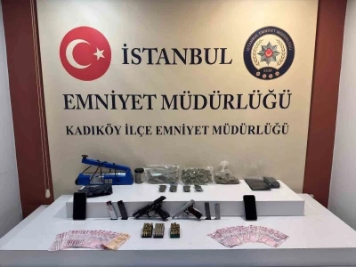 Kadık&ouml;y&rsquo;de "dur" ihtarına uymayan ş&uuml;phelilerden &ccedil;ok miktarda uyuşturucu madde ve ruhsatsız silah &ccedil;ıktı
