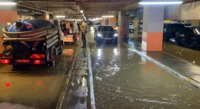 Kadıköy’de su borusu patladı: AVM otoparkı göle döndü
