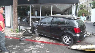 Kadık&ouml;y&rsquo;de s&uuml;r&uuml;c&uuml; galeriye daldı
