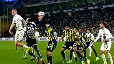 Kadık&ouml;y'de VAR devrede! Hakem penaltı noktasını g&ouml;sterdi