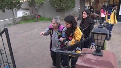 Kadık&ouml;y&rsquo;de yangın paniği: Yaşlı kadın dumandan etkilendi
