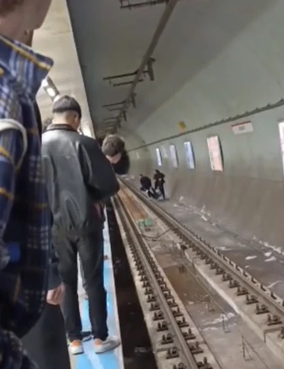 Kadık&ouml;y metro istasyonunda intihar girişimi vatandaşlar tarafından engellendi
