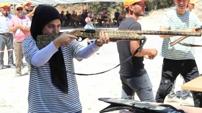 Kadın atacı erkeklere taş çıkarttı
