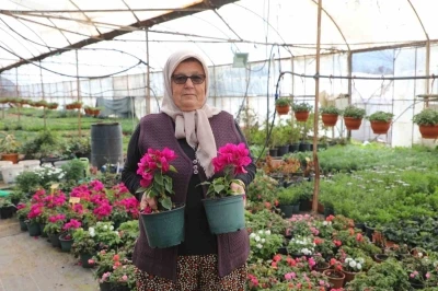 Kadın emeği ile &uuml;retilen &ccedil;i&ccedil;ekler Muğla sokaklarını s&uuml;sl&uuml;yor
