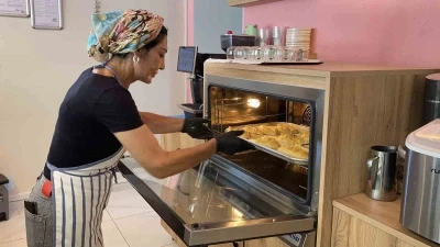Kadın girişimci 60 yaşında hayalini ger&ccedil;ekleştirdi: Meslek edindirme kursunu bitirdi, kendi iş yerini a&ccedil;tı

