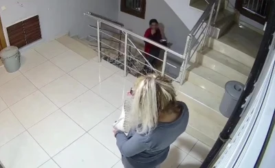 Kadın hırsızlar beğendikleri ayakkabıları b&ouml;yle &ccedil;aldı
