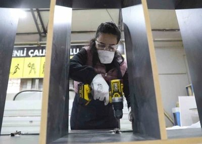 Kadın mobilya ustaları yetişiyor: 12 yıl &ouml;ğretmenlikten sonra marangoz oldu
