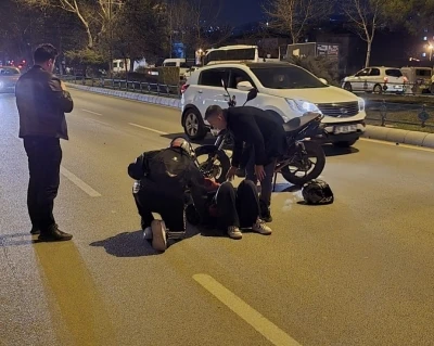 Kadın motosiklet s&uuml;r&uuml;c&uuml;s&uuml; otomobile arkadan &ccedil;arptı
