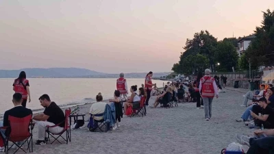 Kadın polislerden huzur mesaisi: Sahilde broş&uuml;r dağıttılar
