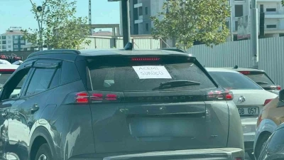 Kadın şoför aracına &quot;Acemi sürücü&quot; yazısı asarak önlem aldı
