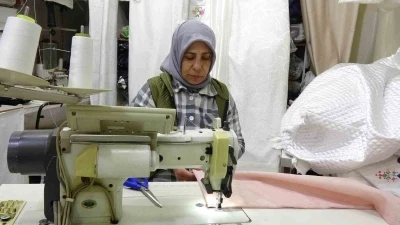 Kadın terzi, veresiye aldığı makinelerle kendi işini kurdu
