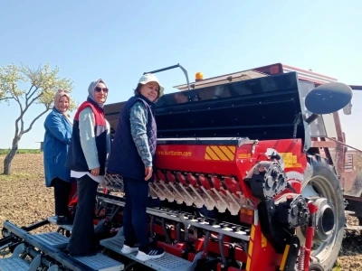 Kadın &uuml;reticiler fasulye tohumlarını toprakla buluşturdu
