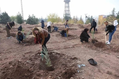 Kadına yönelik şiddete dikkat çekmek amacıyla fidan dikim etkinliği yapıldı

