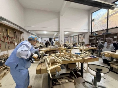 Kadınlar ahşap atölyesinde hem öğreniyor hem üretiyor
