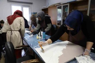 Kadınlar at&ouml;lyede hem &uuml;retiyor hem dayanışmayı b&uuml;y&uuml;t&uuml;yor

