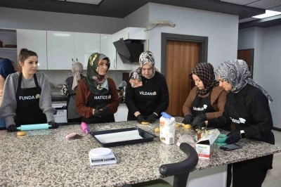 Kadınlar bu kursta hem &ouml;ğreniyor, hem ailelerine destek oluyor
