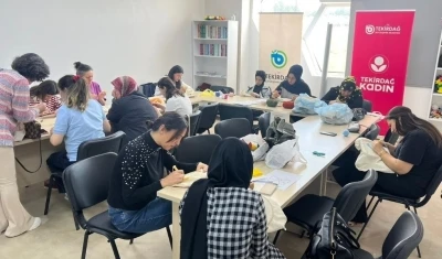 Kadınlar bu merkezde hem &ouml;ğreniyor hem &uuml;retiyor
