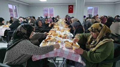 Kadınlar dinleniyor, t&uuml;m k&ouml;yl&uuml; Ramazan boyunca aynı sofrada buluşuyor
