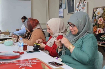 Kadınlar, el sanatları kursunda hem öğreniyor hem de ev ekonomisine katkı sağlıyor
