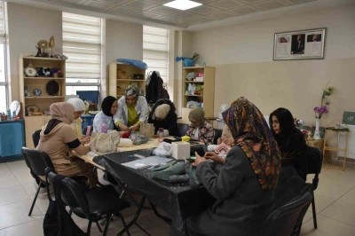 Kadınlar hem &ouml;ğreniyor hem aile b&uuml;t&ccedil;esine katkı sağlıyor