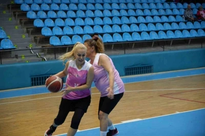 Kadınlar pembe formalarla sahaya çıktı, &quot;Spora ne kadar yakınsak, kansere o kadar uzağız&quot; dedi
