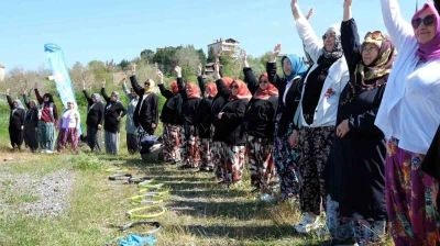 Kadınlar şalvarlarıyla spor yaptı, ortaya renkli kareler &ccedil;ıktı
