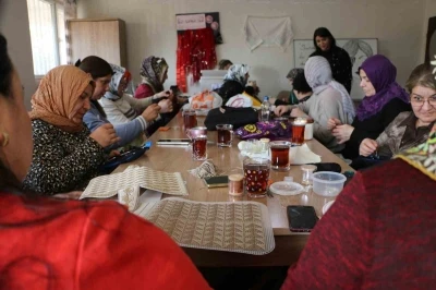 Kadınların el emeğiyle ürettikleri tel kırma şal ve çantalar yoğun ilgi görüyor
