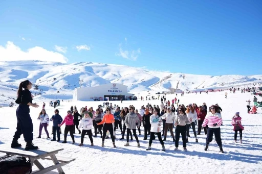 Kadınların kar &uuml;st&uuml;ndeki dans g&ouml;sterisi renkli g&ouml;r&uuml;nt&uuml;ler oluşturdu
