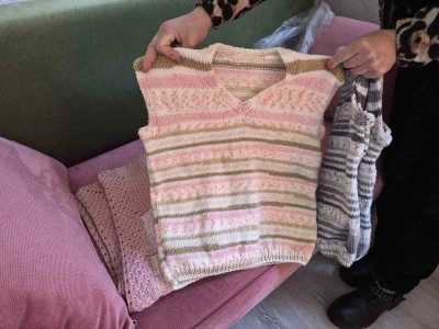 Kadınların &ouml;rd&uuml;ğ&uuml; bebek kıyafetleri ihtiya&ccedil; sahibi ailelere hediye ediliyor

