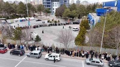 Kadir Gecesi&rsquo;nde kutsal emanetler i&ccedil;in uzun kuyruklar oluştu
