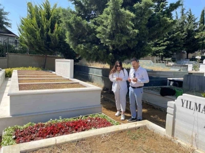 Kadir İnanır&rsquo;ın kabri &ccedil;i&ccedil;eklerle donatıldı: Sevenleri yalnız bırakmadı
