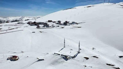 Kadırga Yaylası&rsquo;ndaki &uuml;st&uuml; a&ccedil;ık camiden kar manzaraları
