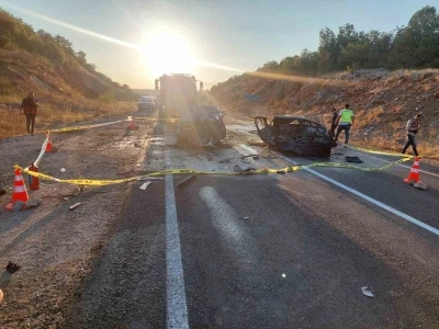 Kafa kafaya çarpışan iki otomobil alev aldı: 3 ölü, 5 yaralı
