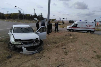 Kafa kafaya çarpışan otomobiller hurdaya döndü: 4 yaralı
