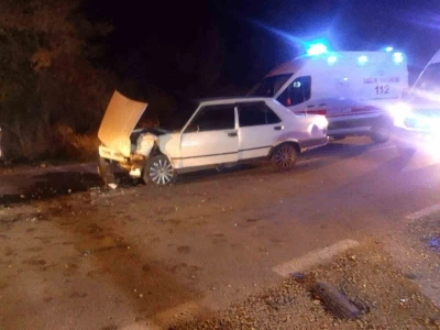 Kafa kafaya çarpışan otomobillerde 4 çocuk yaralandı
