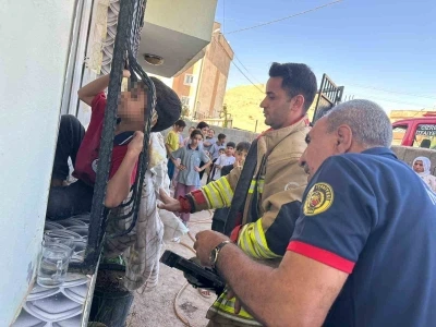 Kafası pencerenin demir korkuluğuna sıkışan çocuğu itfaiye ekipleri kurtardı
