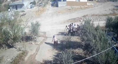 Kafası taşla ezilmek istenen baygın kocasını saldırganlara taş atarak kurtardı
