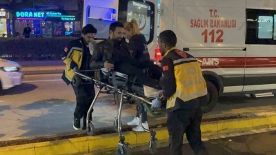 Kafe içinde bıçaklanan şahıs sedye üzerine telefonu elinden bırakmadı
