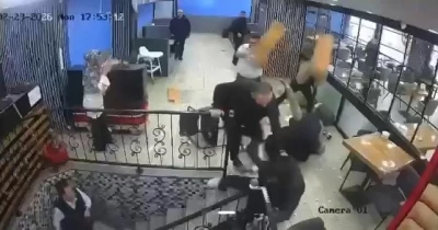 Kafede &ccedil;ıkan kavgada ortalık savaş alanına d&ouml;nd&uuml;: 100 bin liralık hasar
