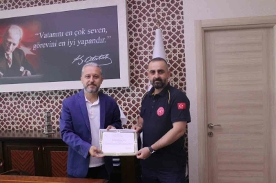 Kağıt toplayıcı çocuğa ayakkabılarını veren sağlık ekibine teşekkür
