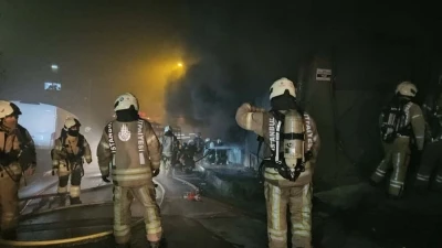 Kağıthane’de 5 katlı bina alevlere teslim oldu
