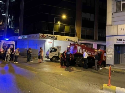 Kağıthane’de 5 katlı iş merkezinin çatısında yangın çıktı
