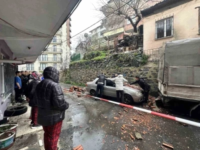Kağıthane&rsquo;de bah&ccedil;e duvarı aracın &uuml;zerine devrildi
